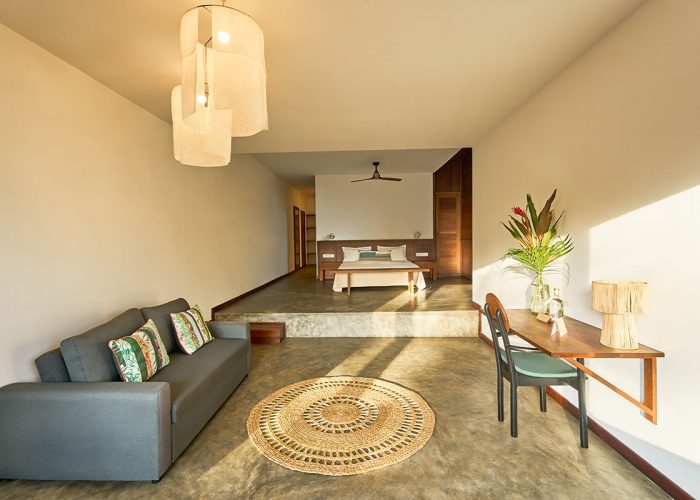 Profitez d’un séjour inoubliable à Nosy Be dans la Suite Be du Loharano Lodge. Chambre 59 m², vue piscine et jardin, confort moderne pour jusqu’à 4 personnes.
